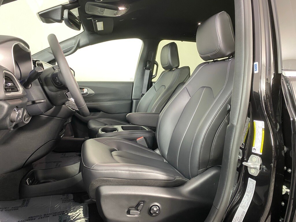 2025 Chrysler Voyager LX photo 3