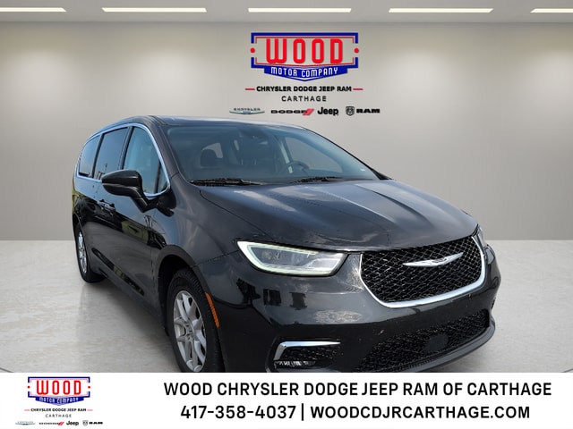 2023 Chrysler Pacifica Touring L's photo