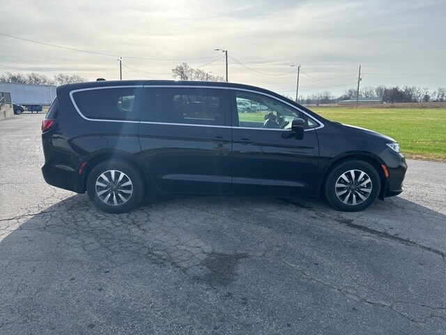 2024 Chrysler Pacifica Hybrid photo 2