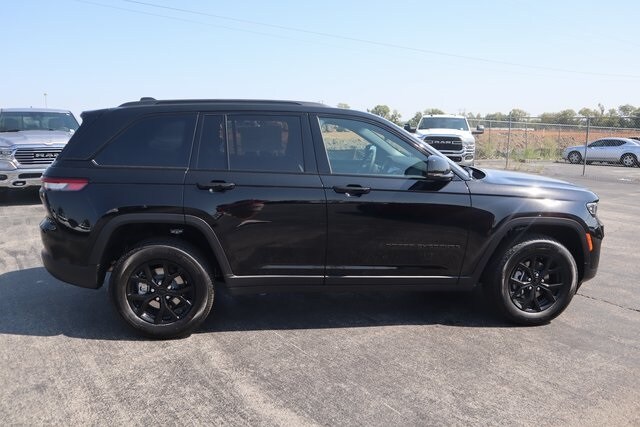 2025 Jeep Grand Cherokee Altitude photo 3