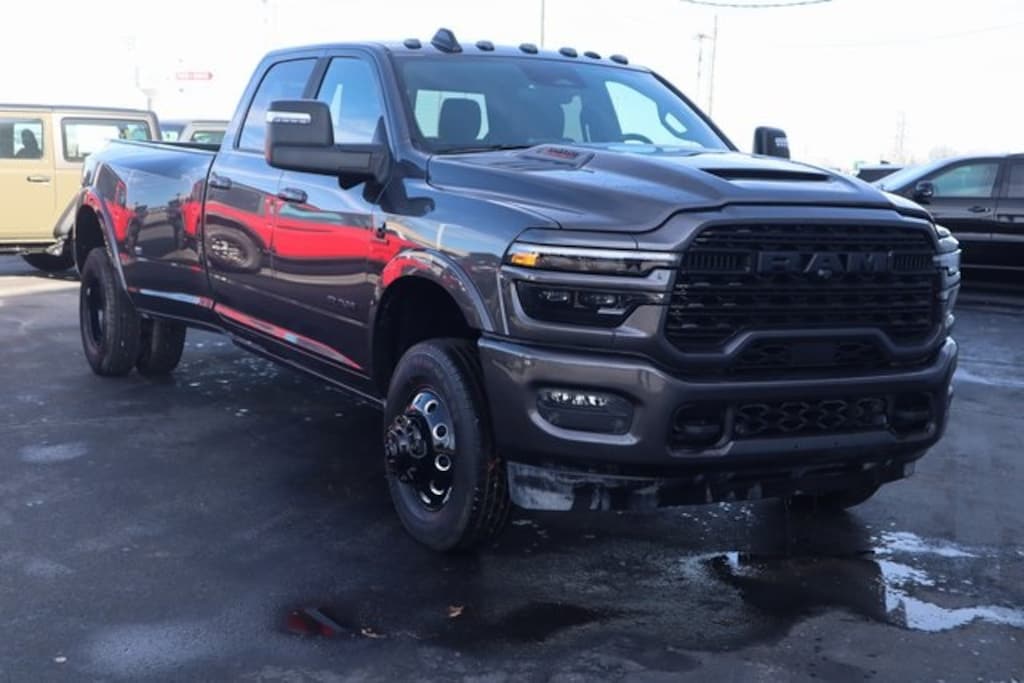 New 2025 Ram 3500 LIMITED CREW CAB 4X4 8' BOX Pickup