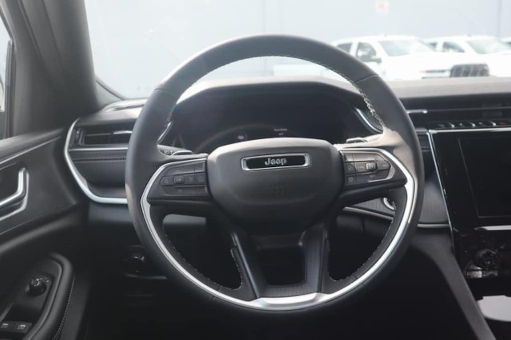 New 2025 Jeep Grand Cherokee L ALTITUDE X 4X4 Sport Utility