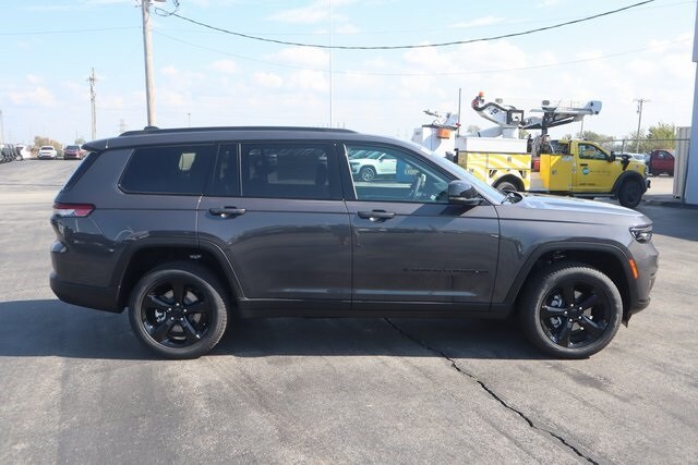 2025 Jeep Grand Cherokee Limited photo 3