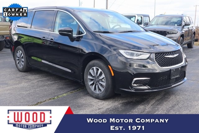 2024 Chrysler Pacifica PHEV Select's photo