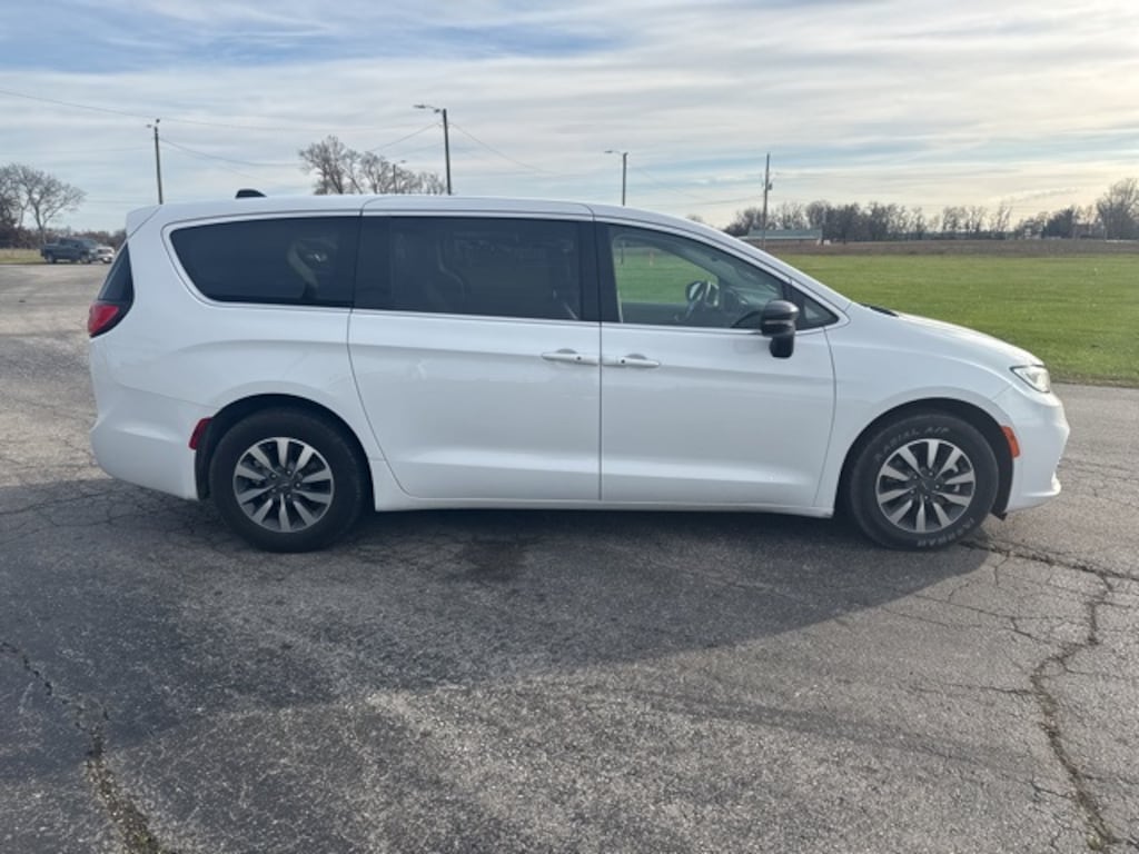 Used 2024 Chrysler Pacifica Hybrid Select Minivan/Van