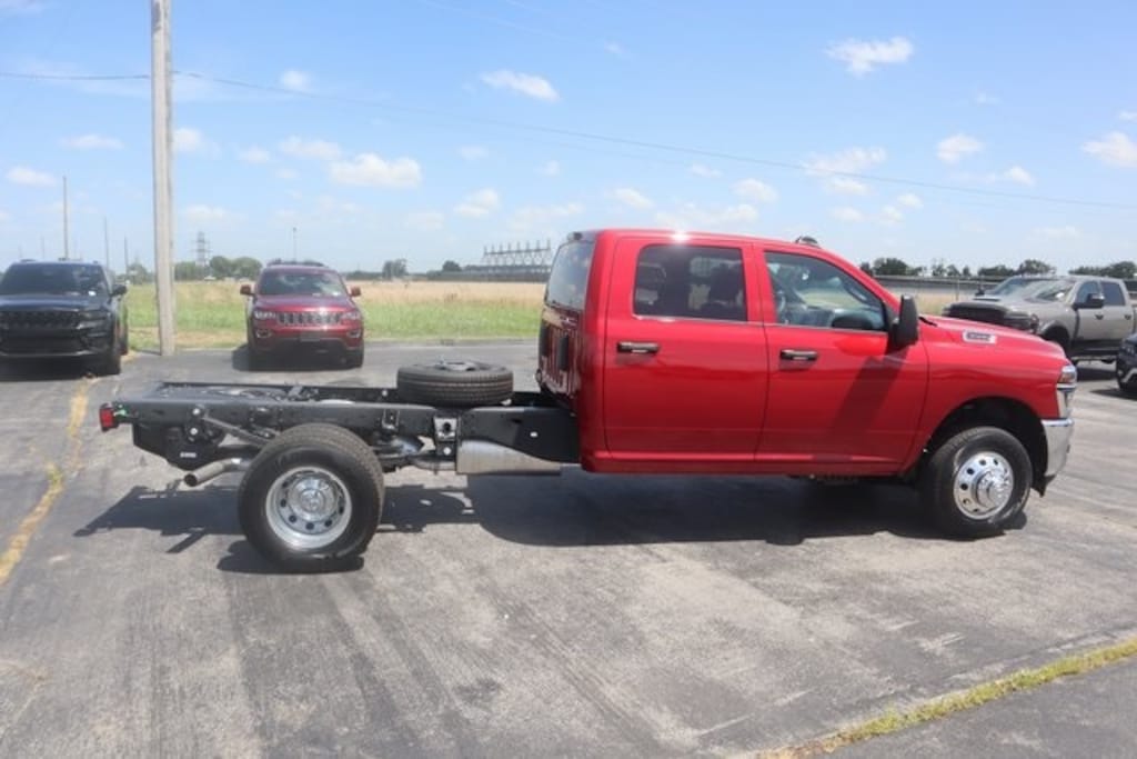 New 2025 Ram 3500 Chassis Cab 3500 TRADESMAN CREW CAB CHASSIS 4X4 60' CA Pickup