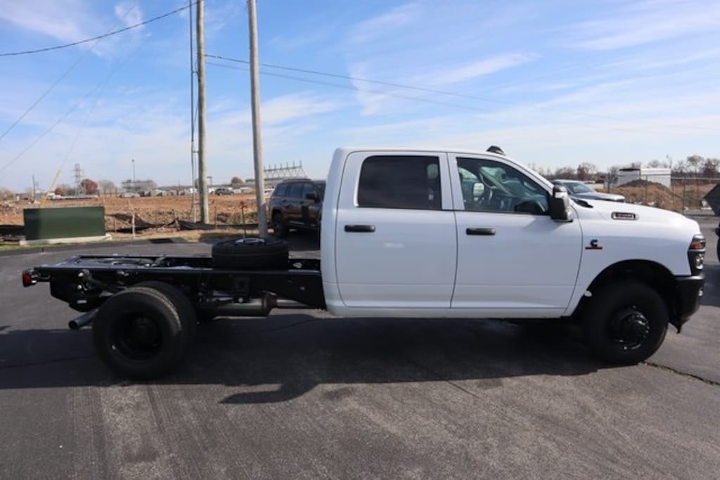 New 2026 Ram 3500 Chassis Cab TRADESMAN CREW 4X4 60' CA Pickup