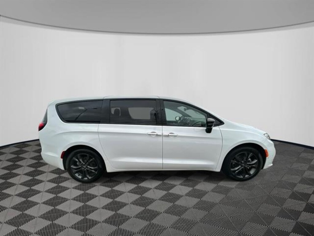 Used 2026 Chrysler Pacifica Select Minivan/Van