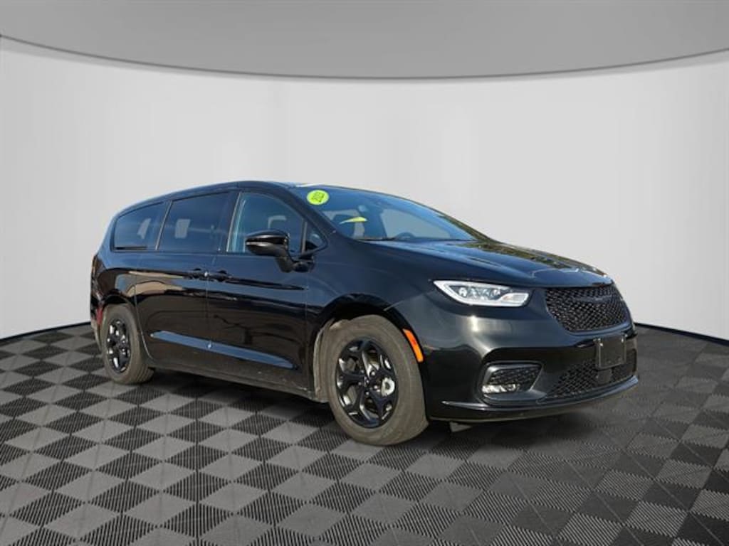 Used 2023 Chrysler Pacifica Touring L