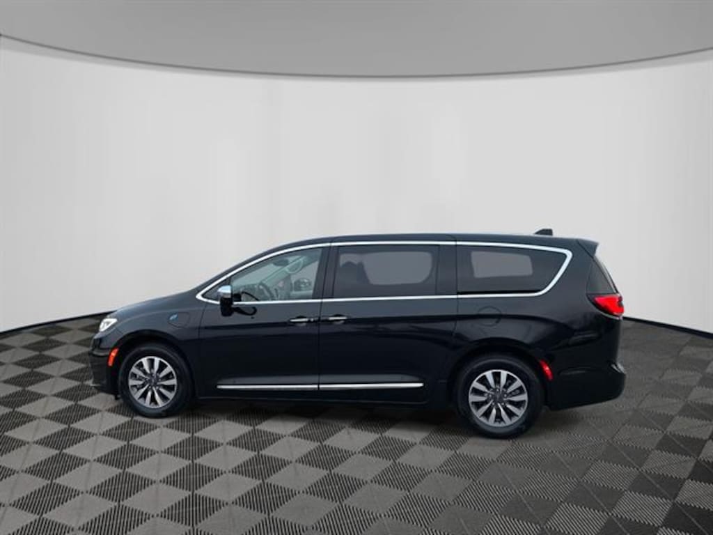 Used 2023 Chrysler Pacifica Limited