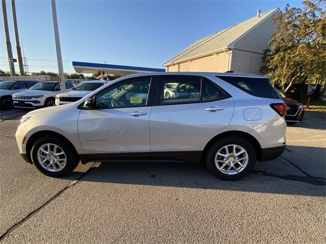 2022 Chevrolet Equinox LS photo 4