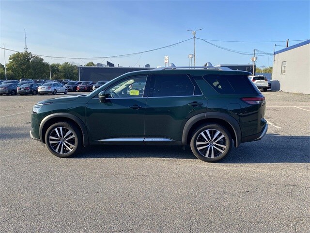 2024 Nissan Pathfinder Platinum photo 4