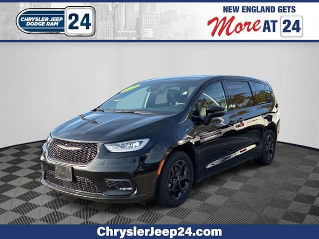 Used 2023 Chrysler Pacifica Touring L