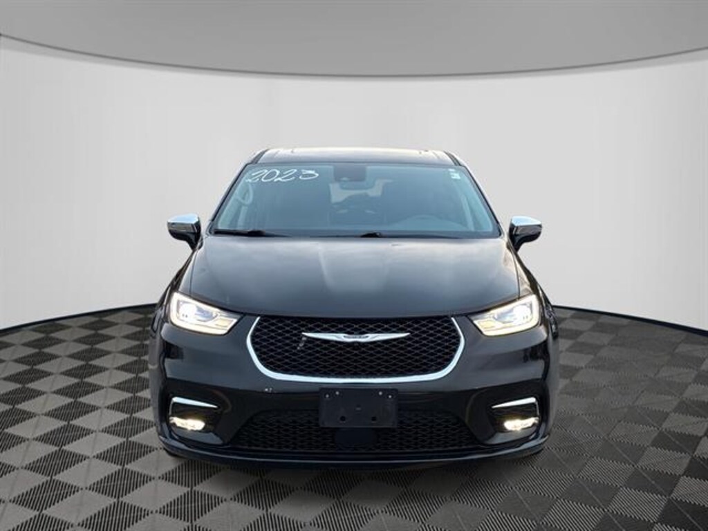 Used 2023 Chrysler Pacifica Limited