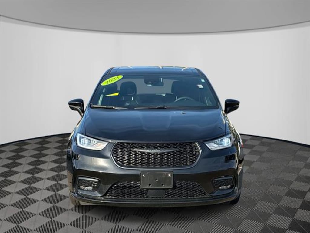 Used 2023 Chrysler Pacifica Touring L