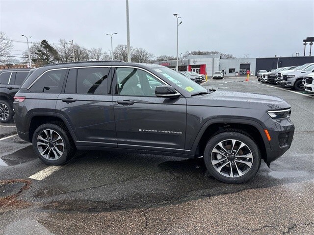 2025 Jeep Grand Cherokee Overland photo 2