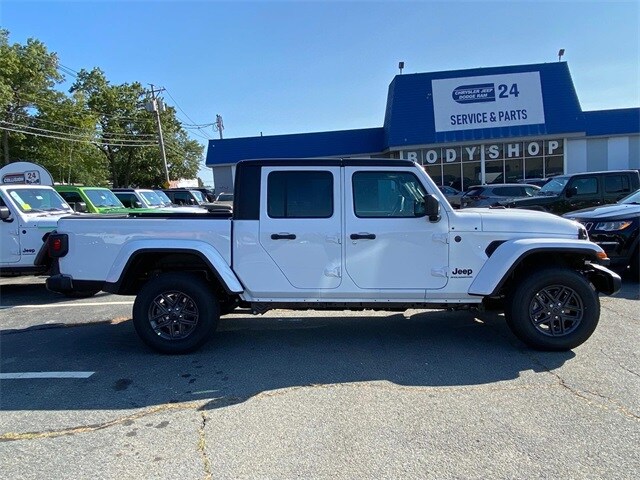 2025 Jeep Gladiator Sport S photo 2