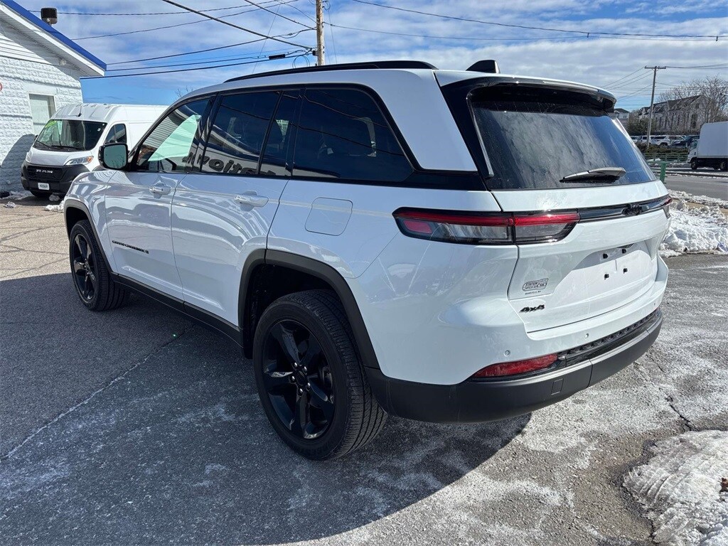 2023 Jeep Grand Cherokee Altitude photo 4