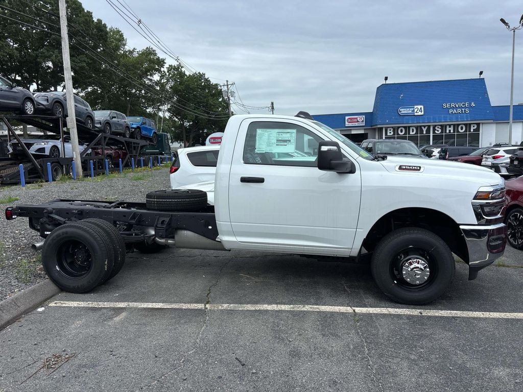 New 2026 Ram 3500 TRADESMAN REGULAR 4X4 60' CA Pickup