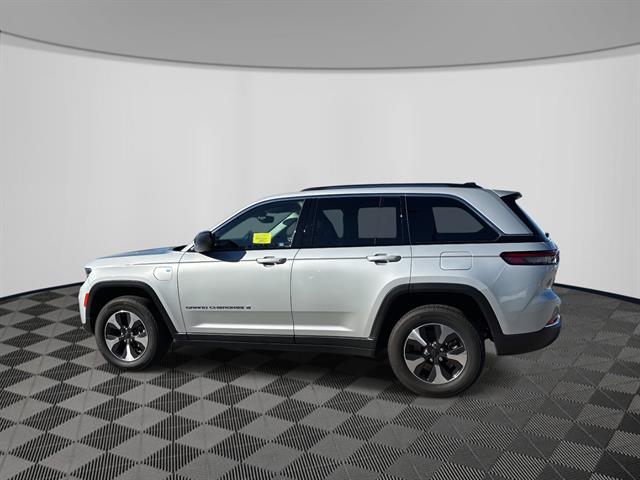 2023 Jeep Cherokee 4xe photo 2
