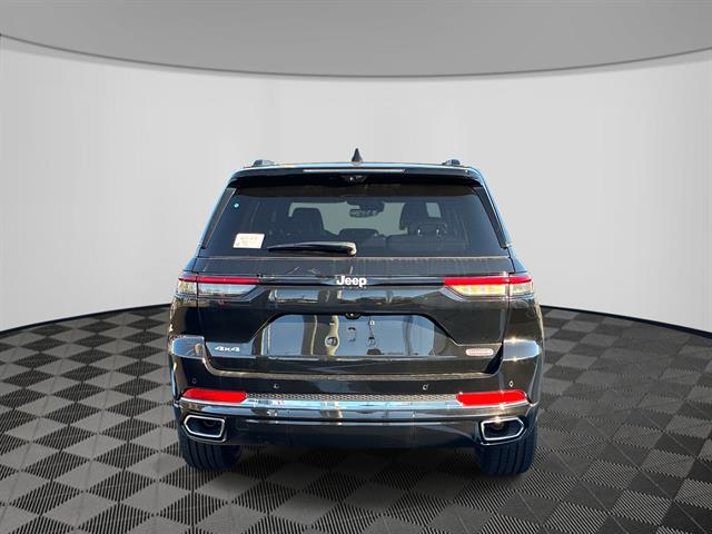 2025 Jeep Grand Cherokee Overland photo 3