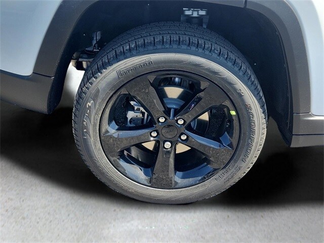 2025 Jeep Grand Cherokee Limited photo 3
