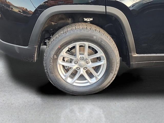 2025 Jeep Grand Cherokee Laredo photo 2