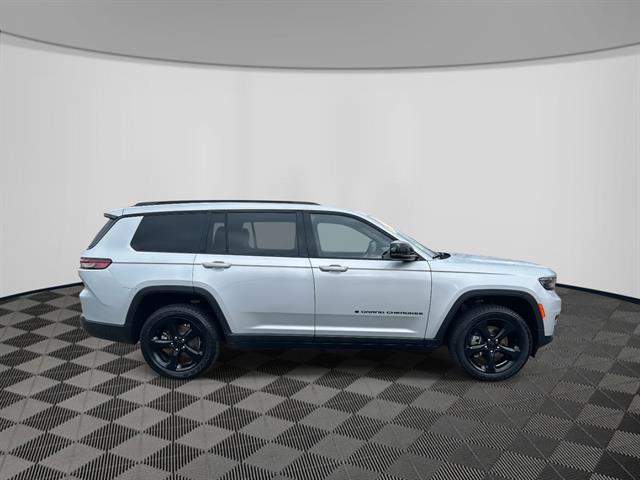 2022 Jeep Grand Cherokee Altitude photo 2