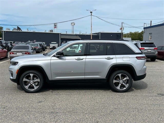 2025 Jeep Grand Cherokee Limited photo 2