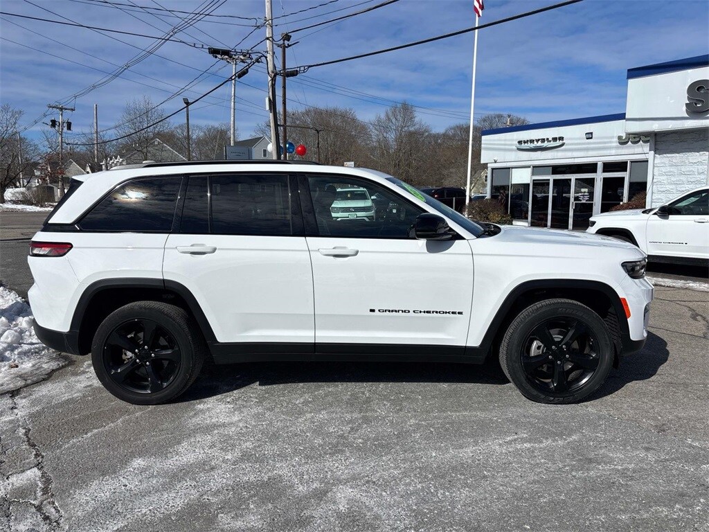 2023 Jeep Grand Cherokee Altitude photo 2