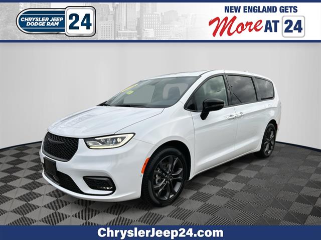 2026 Chrysler Pacifica Select's photo