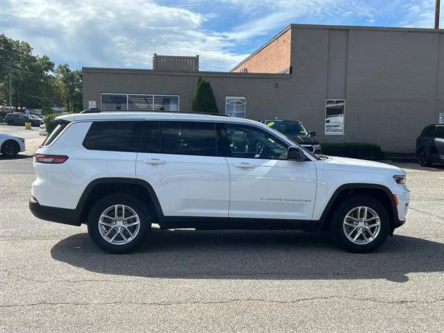 2022 Jeep Grand Cherokee Laredo photo 3