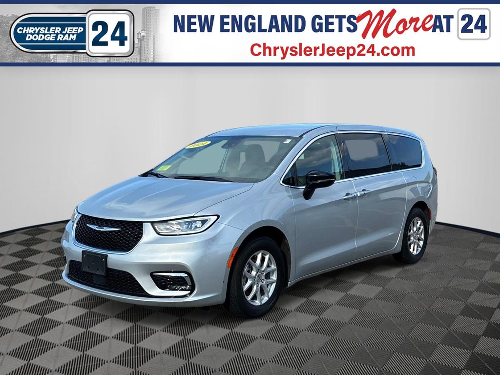 2024 Chrysler Pacifica Touring L's photo