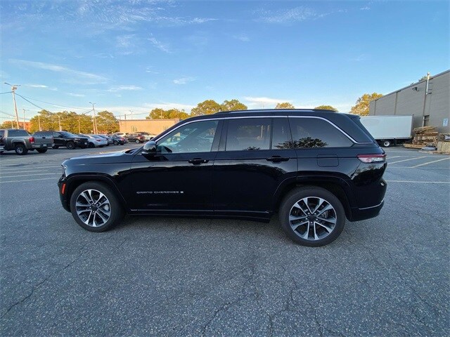 2023 Jeep Grand Cherokee Overland photo 2