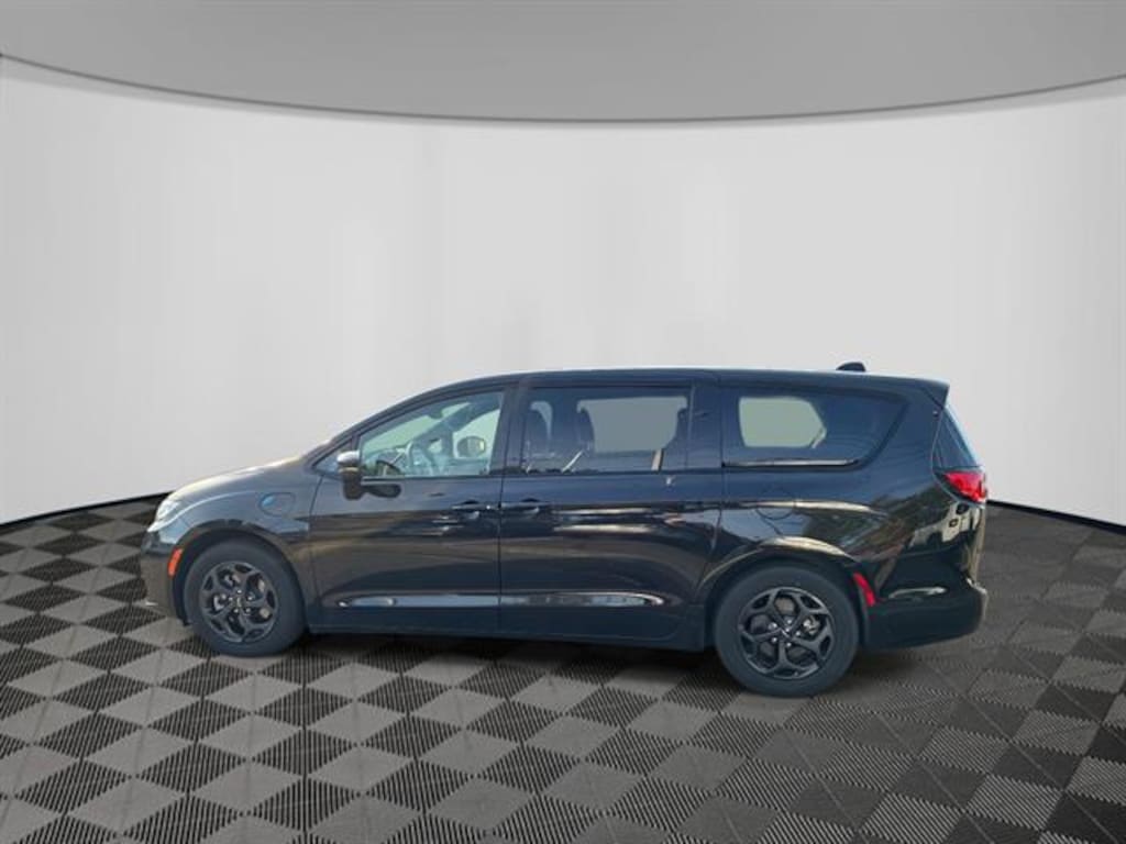 Used 2023 Chrysler Pacifica Touring L