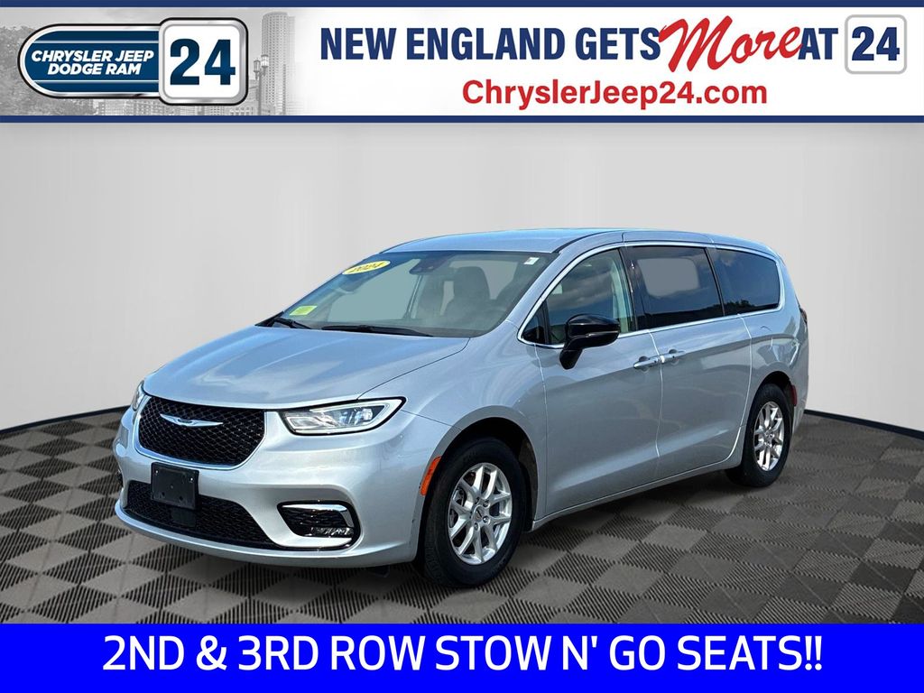 2024 Chrysler Pacifica Touring L's photo
