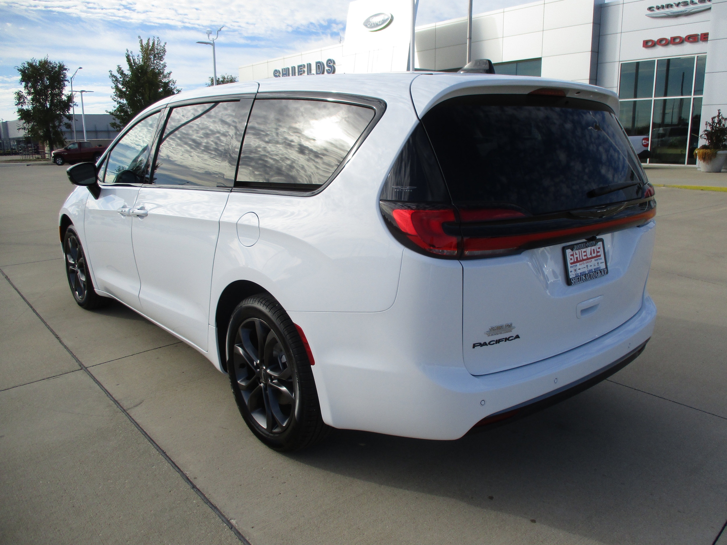 2026 Chrysler Pacifica Select - Photo 4