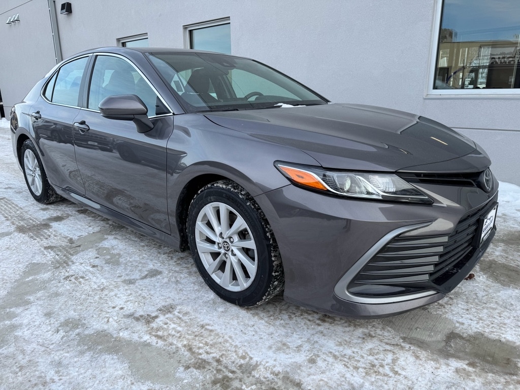 2022 Toyota Camry LE's photo