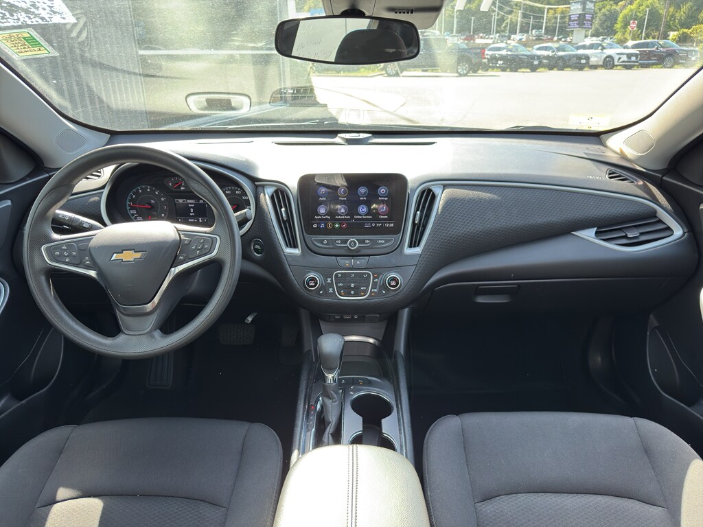 2024 Chevrolet Malibu 1LT photo 2