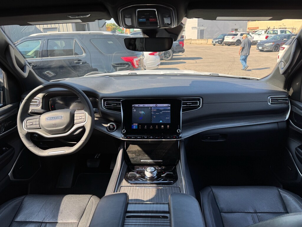 2023 Jeep Wagoneer L Series III photo 3
