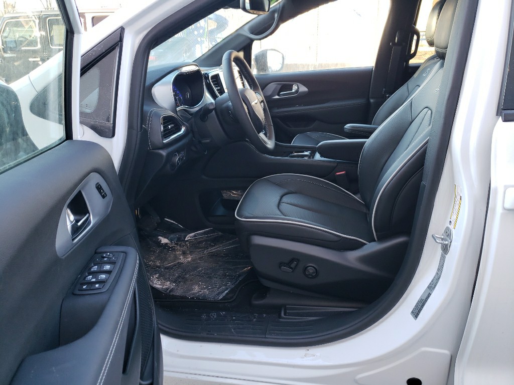 2026 Chrysler Pacifica Limited - Photo 12