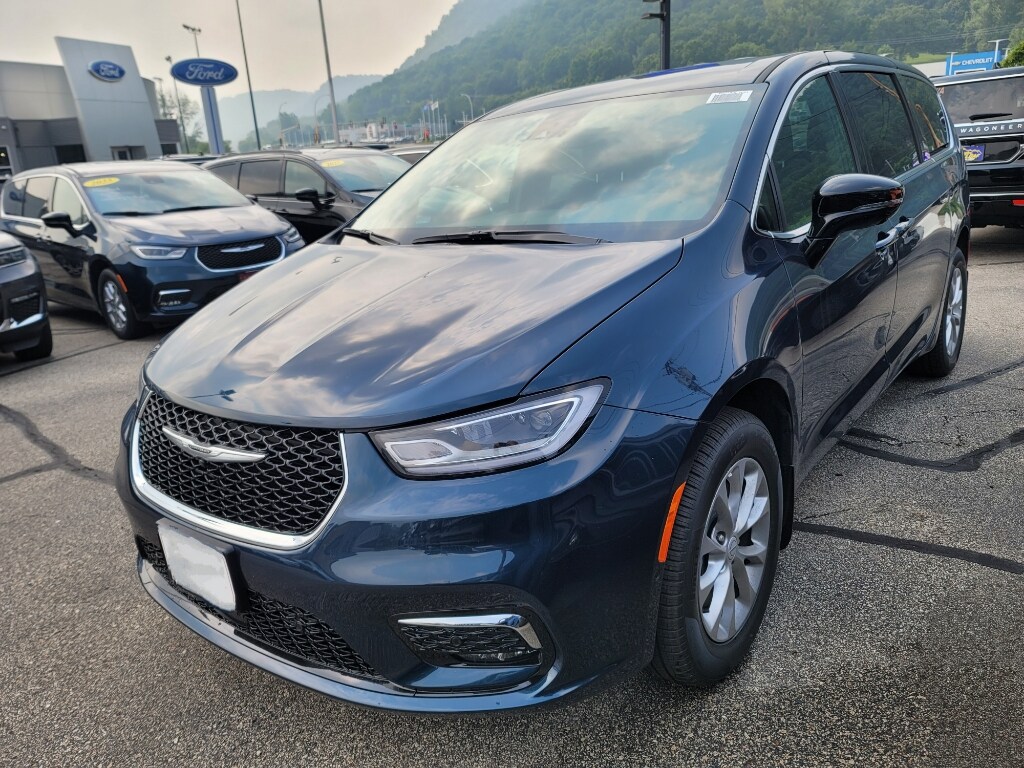 2025 Chrysler Pacifica photo 2