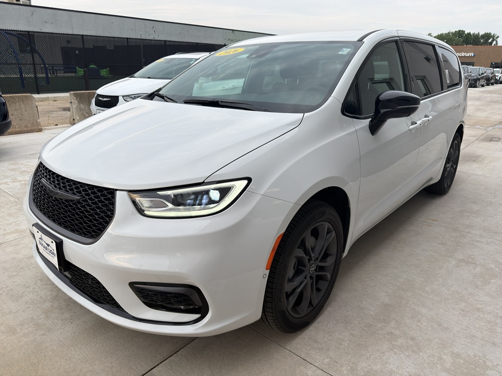 New 2026 Chrysler Pacifica SELECT AWD Passenger Van
