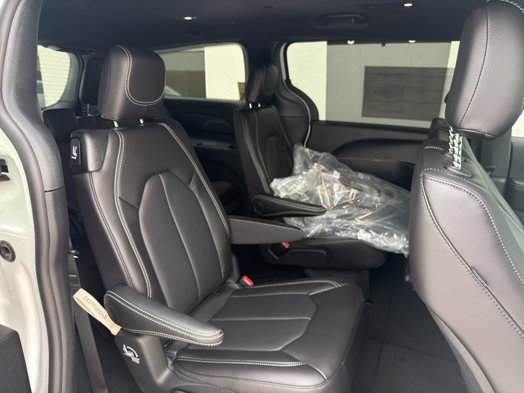 2026 Chrysler Pacifica Select - Photo 17