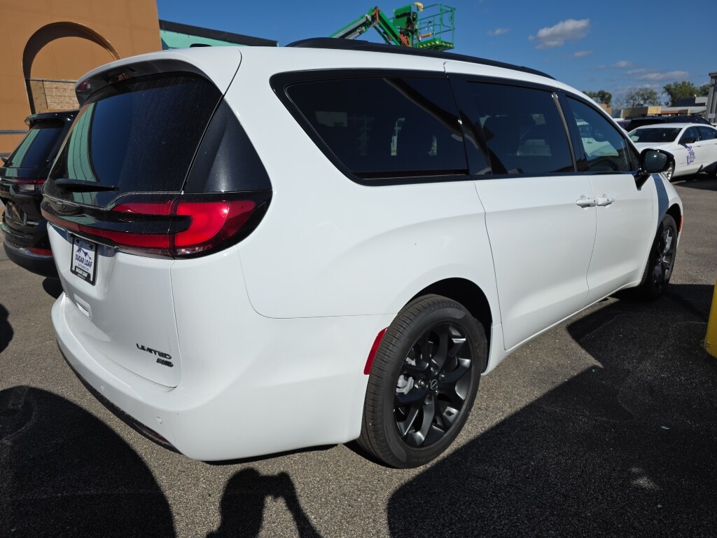 2026 Chrysler Pacifica Limited photo 3
