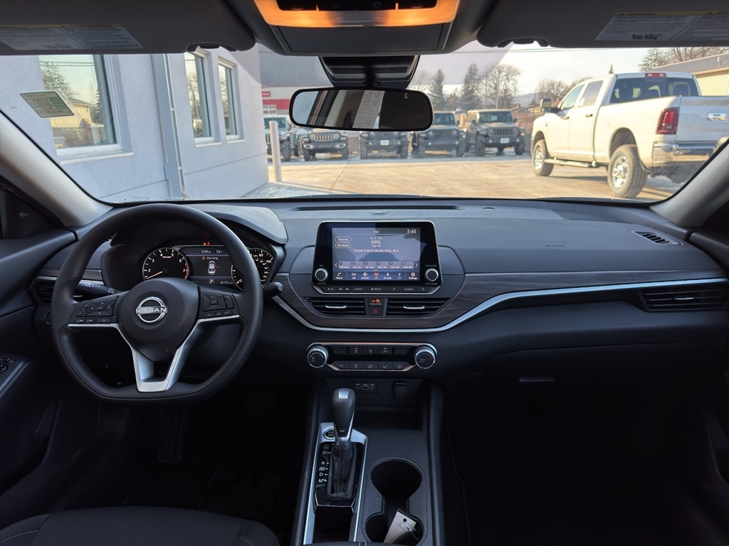 Used 2025 Nissan Altima SV Sedan