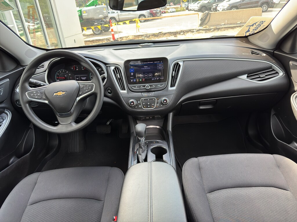 2024 Chevrolet Malibu 1LT photo 2