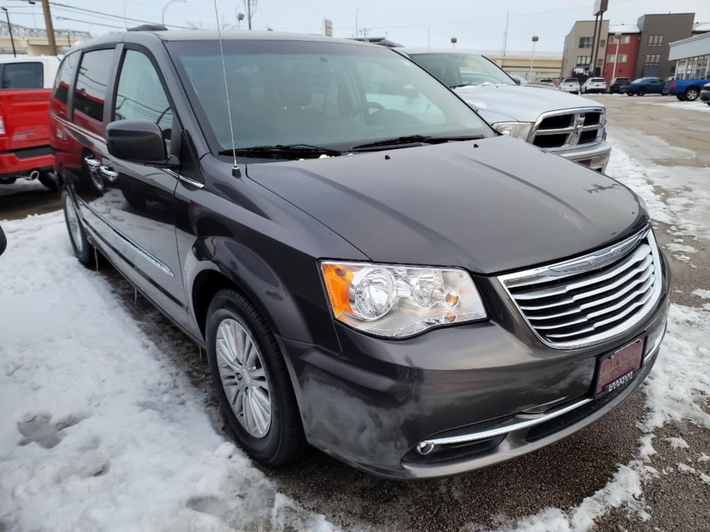 Used 2016 Chrysler Town & Country Touring-L with VIN 2C4RC1CG7GR285924 for sale in Winona, Minnesota