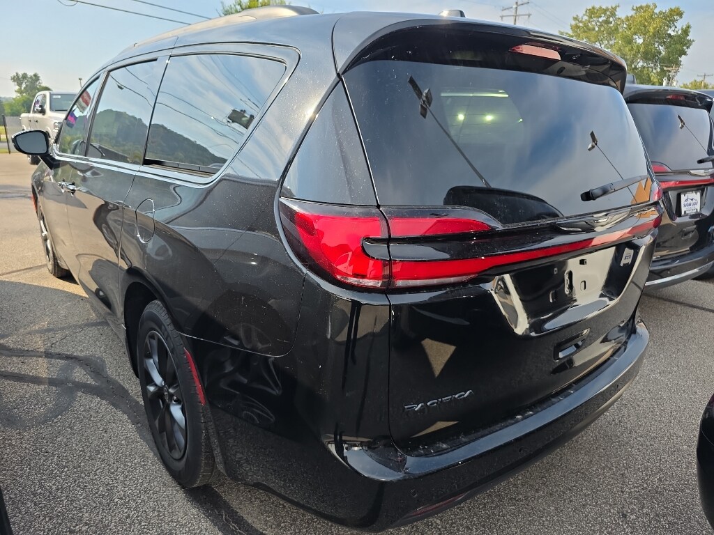 2025 Chrysler Pacifica photo 3