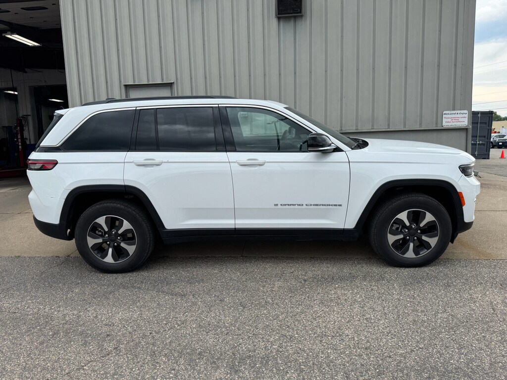 2024 Jeep Cherokee Limited 4xe photo 2